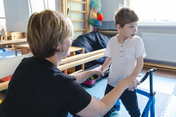 male-child-with-cerebral-palsy-actively-participat-2026-01-08-23-31-25-utc-69b7f2b505afe